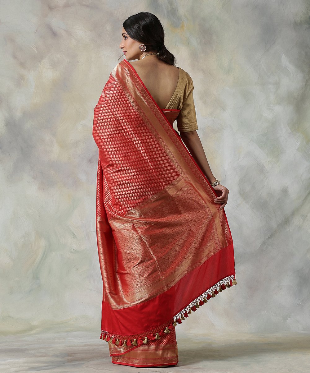 Handloom_Red_Zari_Tanchoi_Pure_Katan_Silk_Banarasi_Saree_with_Paisley_Booti_WeaverStory_03