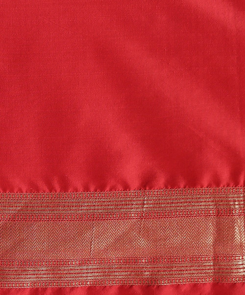 Handloom_Red_Zari_Tanchoi_Pure_Katan_Silk_Banarasi_Saree_with_Paisley_Booti_WeaverStory_05