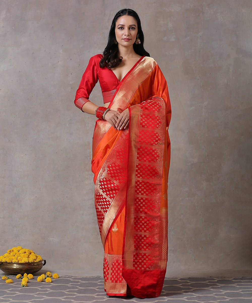Handloom_Red_and_Orange_Dual_Tone_Pure_Katan_Silk_Plain_Banarasi_Saree_With_Contrast_Kadhiyal_Border_WeaverStory_01