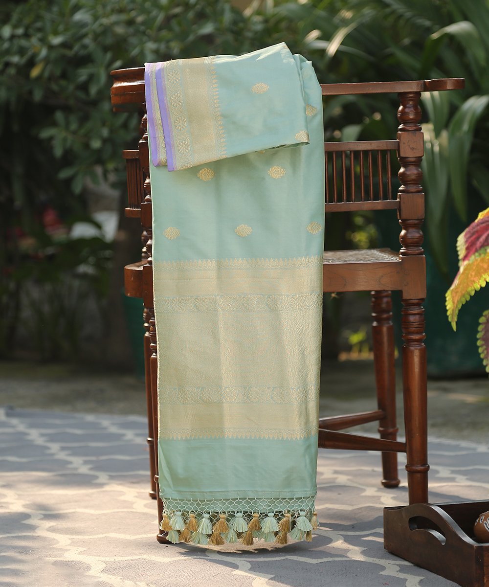 Handloom_Sea_Green_Pure_Katan_Silk_Kadhwa_Booti_Banarasi_Dupatta_with_Lavender_Selvedge_WeaverStory_01