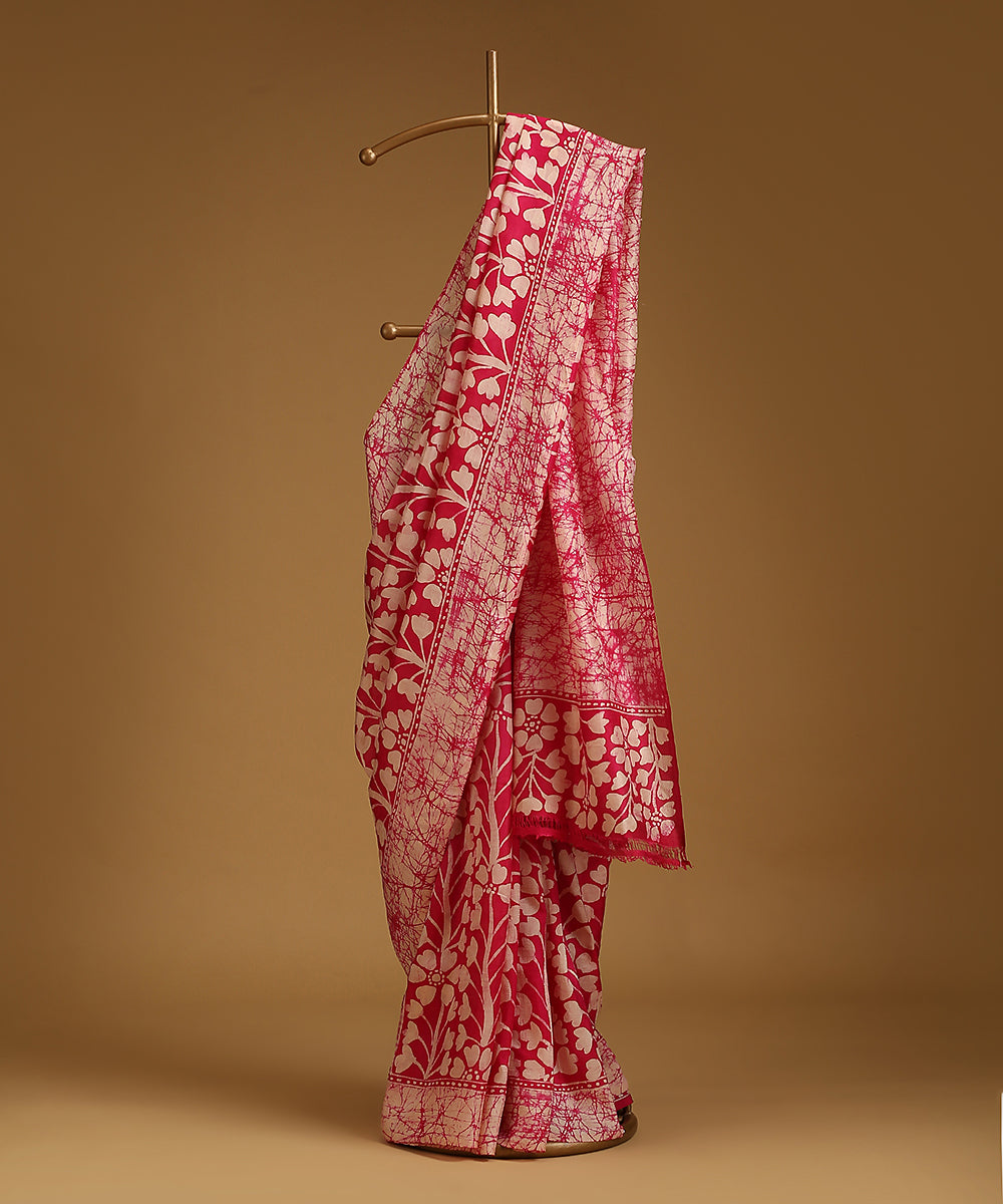 Pink_And_White_Handloom_Pure_Mulberry_Silk_Hand_Batik_Saree_With_All_Over_Flowers_WeaverStory_01