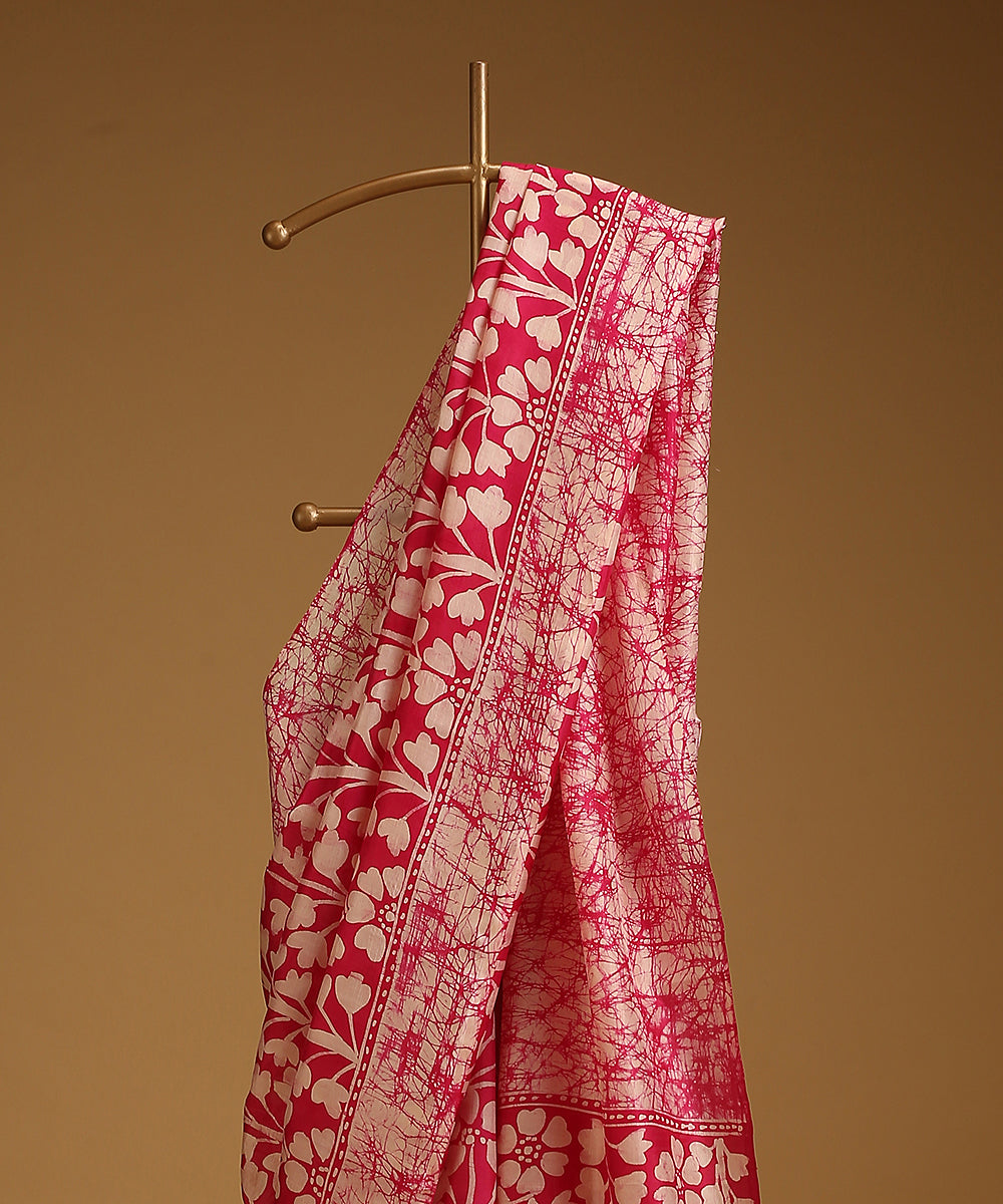 Pink_And_White_Handloom_Pure_Mulberry_Silk_Hand_Batik_Saree_With_All_Over_Flowers_WeaverStory_02