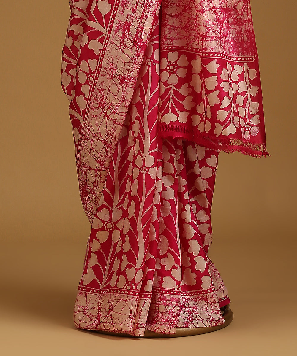Pink_And_White_Handloom_Pure_Mulberry_Silk_Hand_Batik_Saree_With_All_Over_Flowers_WeaverStory_03