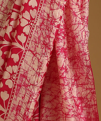 Pink_And_White_Handloom_Pure_Mulberry_Silk_Hand_Batik_Saree_With_All_Over_Flowers_WeaverStory_04