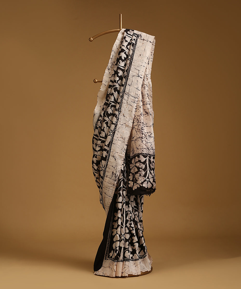 Black_And_White_Handloom_Pure_Mulberry_Silk_Hand_Batik_Saree_With_All_Over_Flowers_WeaverStory_01