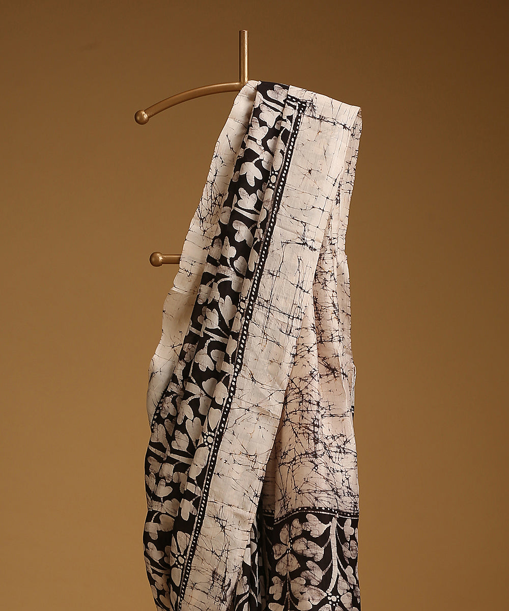 Black_And_White_Handloom_Pure_Mulberry_Silk_Hand_Batik_Saree_With_All_Over_Flowers_WeaverStory_02
