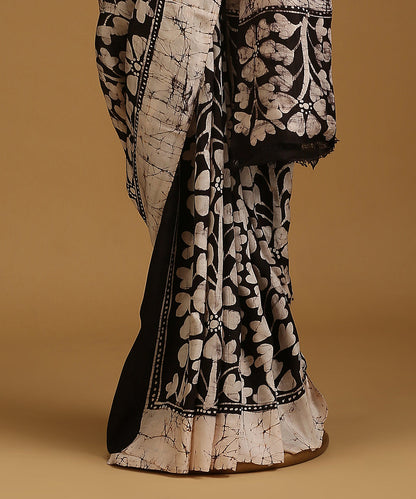 Black_And_White_Handloom_Pure_Mulberry_Silk_Hand_Batik_Saree_With_All_Over_Flowers_WeaverStory_03