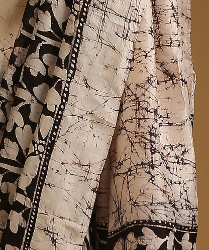 Black_And_White_Handloom_Pure_Mulberry_Silk_Hand_Batik_Saree_With_All_Over_Flowers_WeaverStory_04