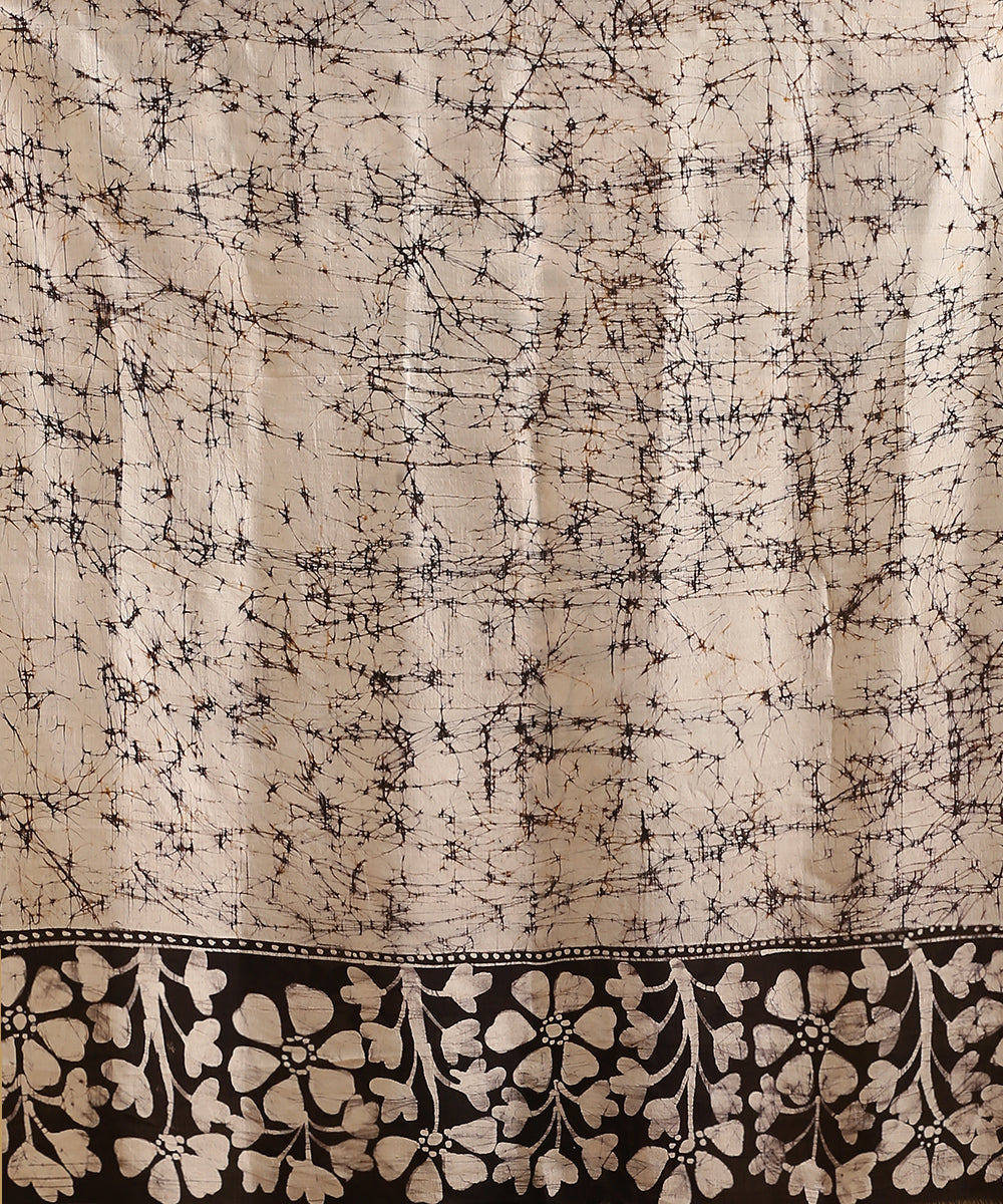 Black_And_White_Handloom_Pure_Mulberry_Silk_Hand_Batik_Saree_With_All_Over_Flowers_WeaverStory_05