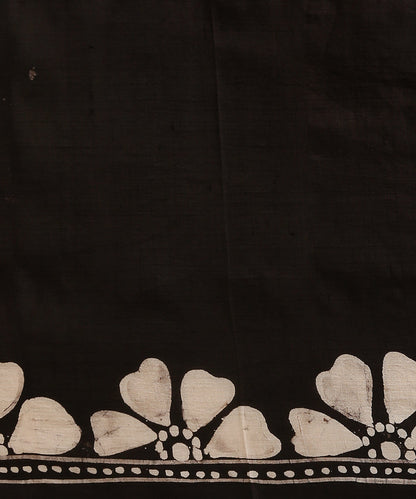 Black_And_White_Handloom_Pure_Mulberry_Silk_Hand_Batik_Saree_With_All_Over_Flowers_WeaverStory_06