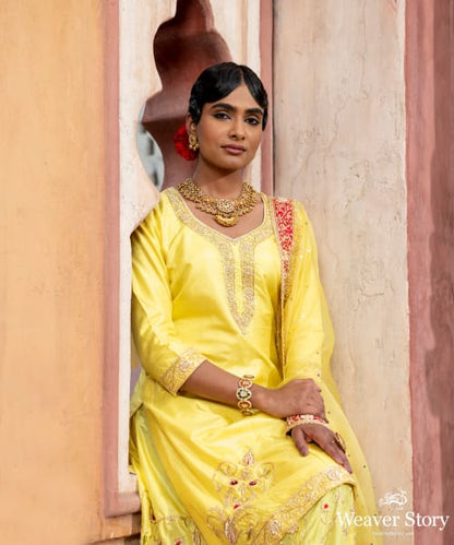 Yellow_Handloom_Pure_Silk_Tukdi_Zardozi_Embroidery_Gararah_With_Yellow_Kurti_And_Heavy_Dupatta_WeaverStory_05