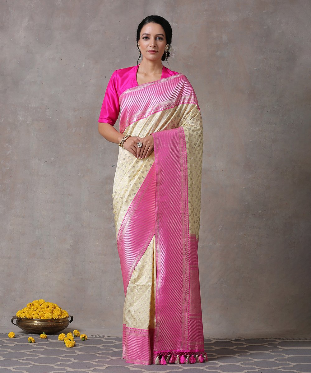 Offwhite_Handloom_Kadhwa_Pure_Katan_Silk_Booti_Banarasi_Saree_With_Pink_Kadhiyal_Border_WeaverStory_01