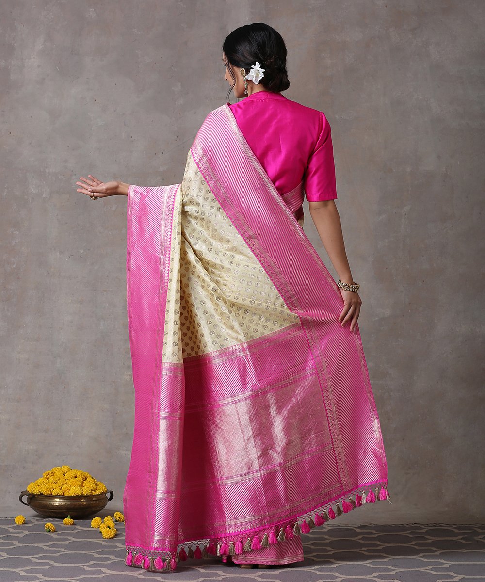 Offwhite_Handloom_Kadhwa_Pure_Katan_Silk_Booti_Banarasi_Saree_With_Pink_Kadhiyal_Border_WeaverStory_03