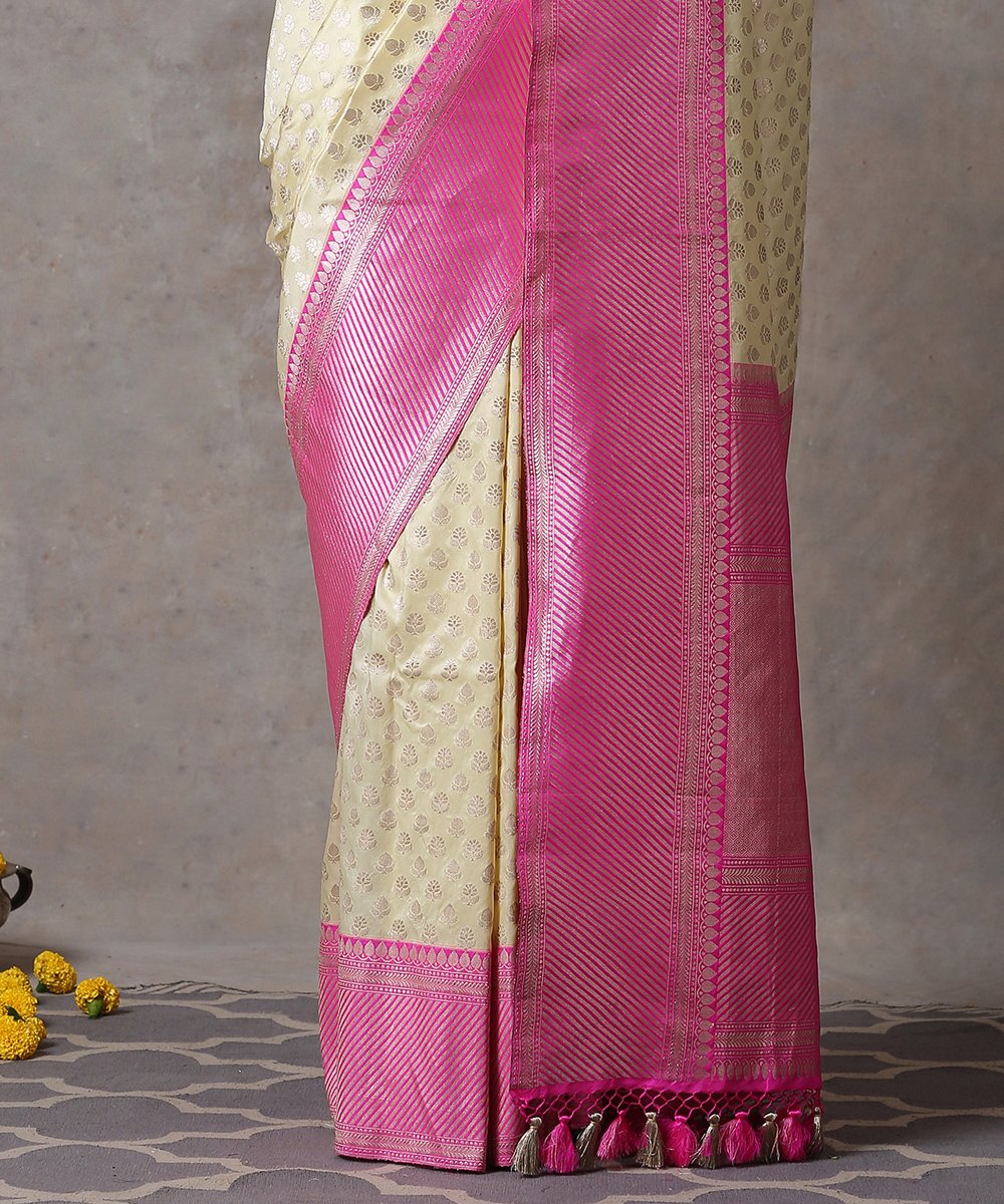 Offwhite_Handloom_Kadhwa_Pure_Katan_Silk_Booti_Banarasi_Saree_With_Pink_Kadhiyal_Border_WeaverStory_04