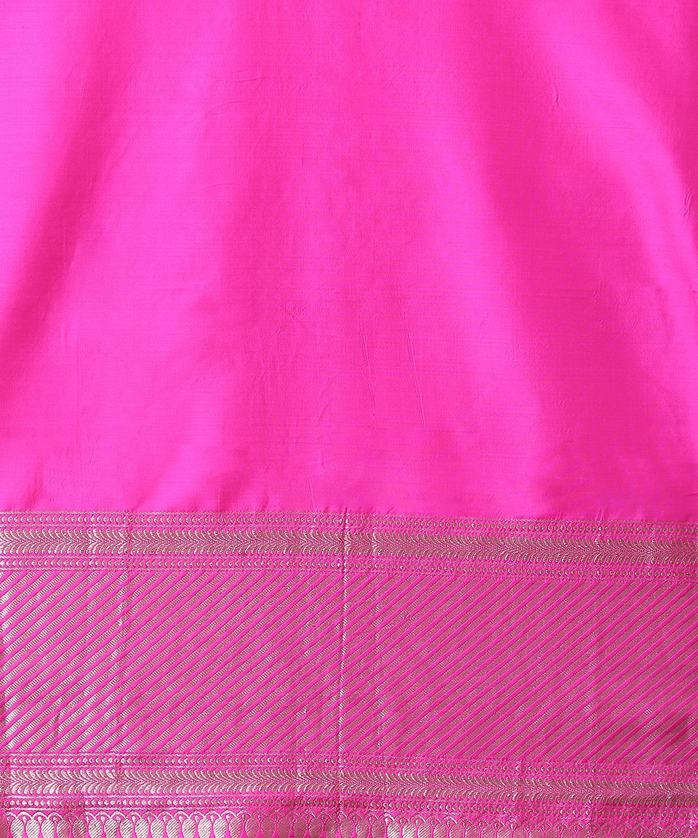 Offwhite_Handloom_Kadhwa_Pure_Katan_Silk_Booti_Banarasi_Saree_With_Pink_Kadhiyal_Border_WeaverStory_05