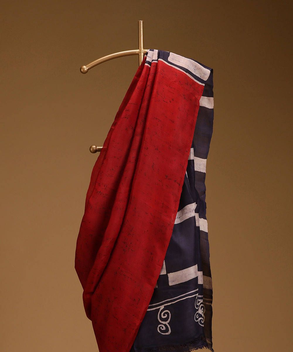 Handloom_Red_and_Offwhite_Hand_Batik_Mulberry_Silk_Saee_with_Geometric_Motifs_WeaverStory_06
