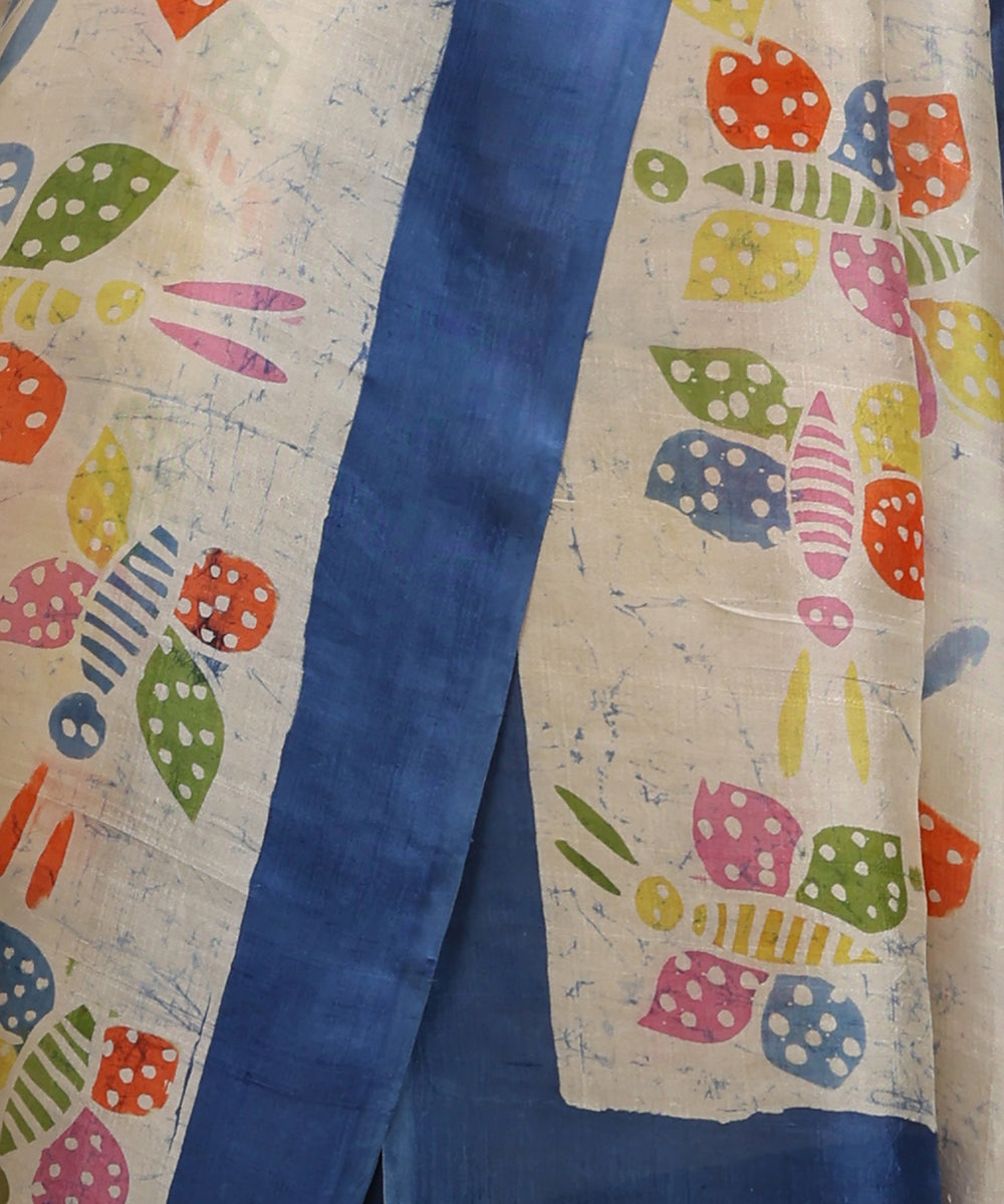 Handloom_Offwhite_and_Blue_Hand_Batik_Mulberry_Silk_Saree_With_Butterfly_Motifs_WeaverStory_04