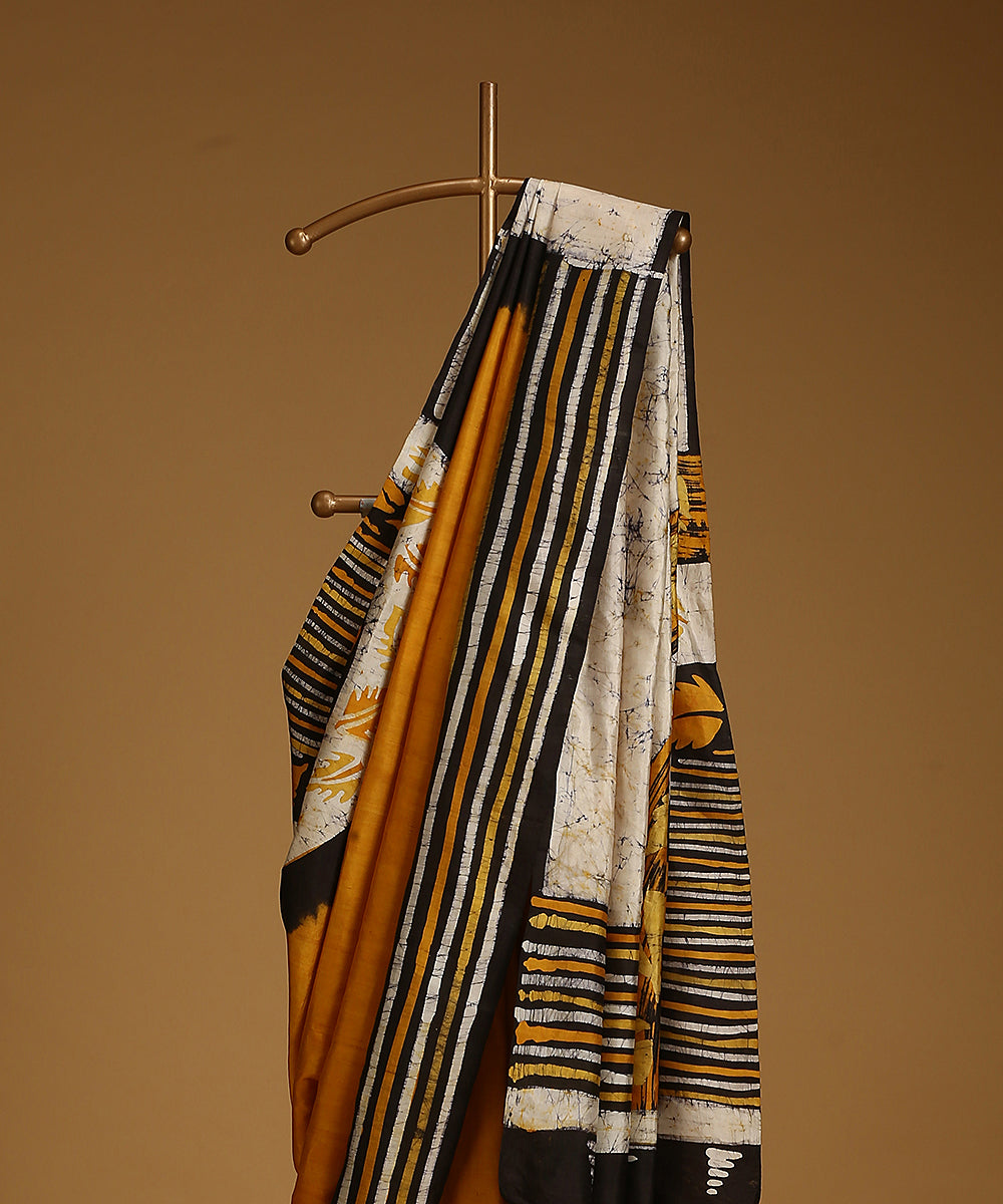 Handloom_Offwhite_And_Mustard_Pure_Mulberry_Silk_Hand_Batik_Saree_With_Striped_Border_WeaverStory_02