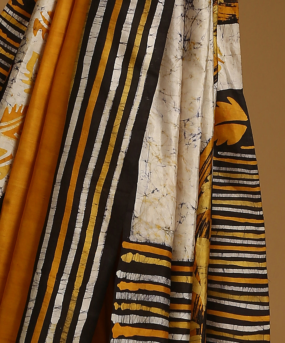 Handloom_Offwhite_And_Mustard_Pure_Mulberry_Silk_Hand_Batik_Saree_With_Striped_Border_WeaverStory_04
