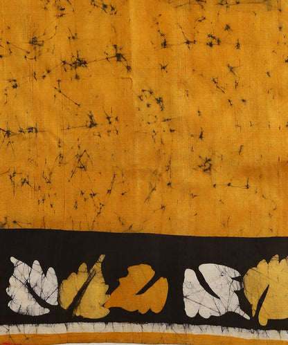 Handloom_Offwhite_And_Mustard_Pure_Mulberry_Silk_Hand_Batik_Saree_With_Striped_Border_WeaverStory_06