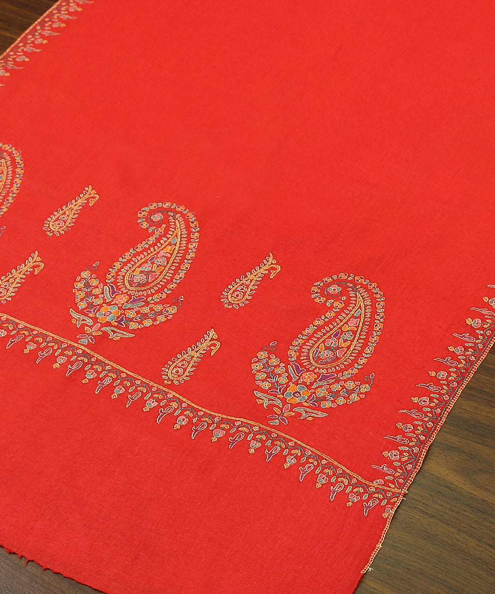 Red_Handwoven_Pure_Pashmina_Stole_with_Paper_Mache_and_Paisley_Motif_WeaverStory_03