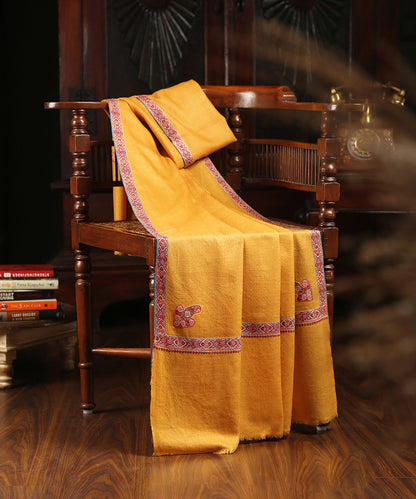 Handwoven_Mustard_Pure_Pashmina_Shawl_With_Thin_Border_WeaverStory_01