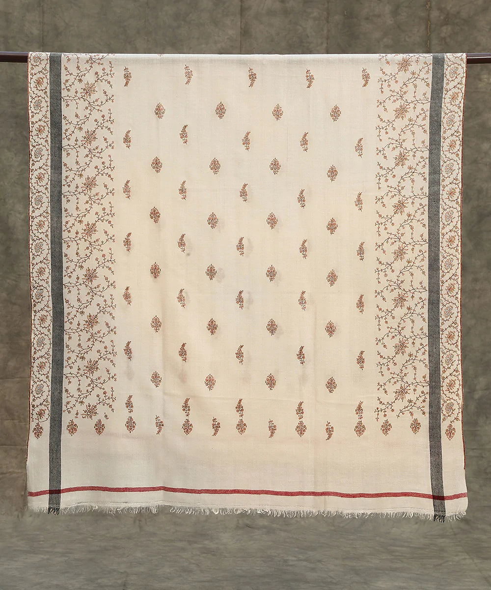 Off_White_Handwoven_Pure_Pashmina_Shawl_With_Hand_Embroidered_Booti_WeaverStory_02
