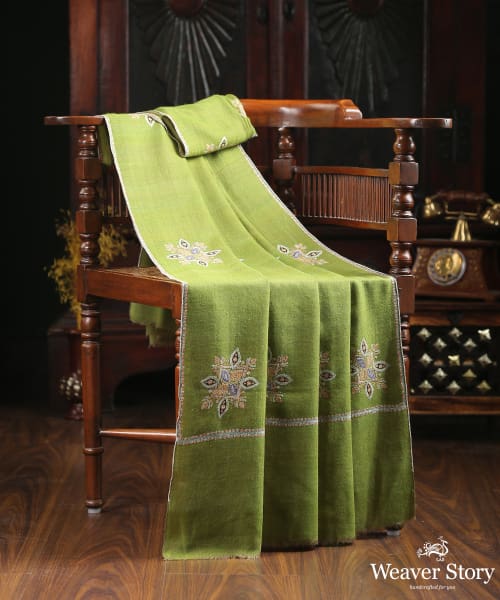Parrot_Green_Handwoven_Pure_Pashmina_Shawl_With_Sozni_Kari_Booti_WeaverStory_01