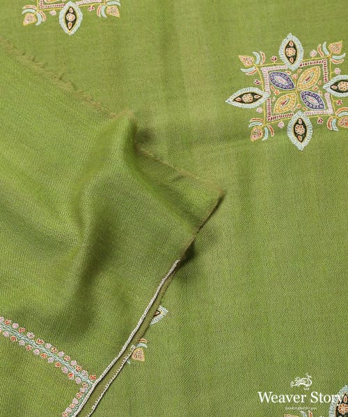 Parrot_Green_Handwoven_Pure_Pashmina_Shawl_With_Sozni_Kari_Booti_WeaverStory_04