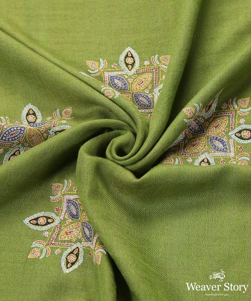 Parrot_Green_Handwoven_Pure_Pashmina_Shawl_With_Sozni_Kari_Booti_WeaverStory_05