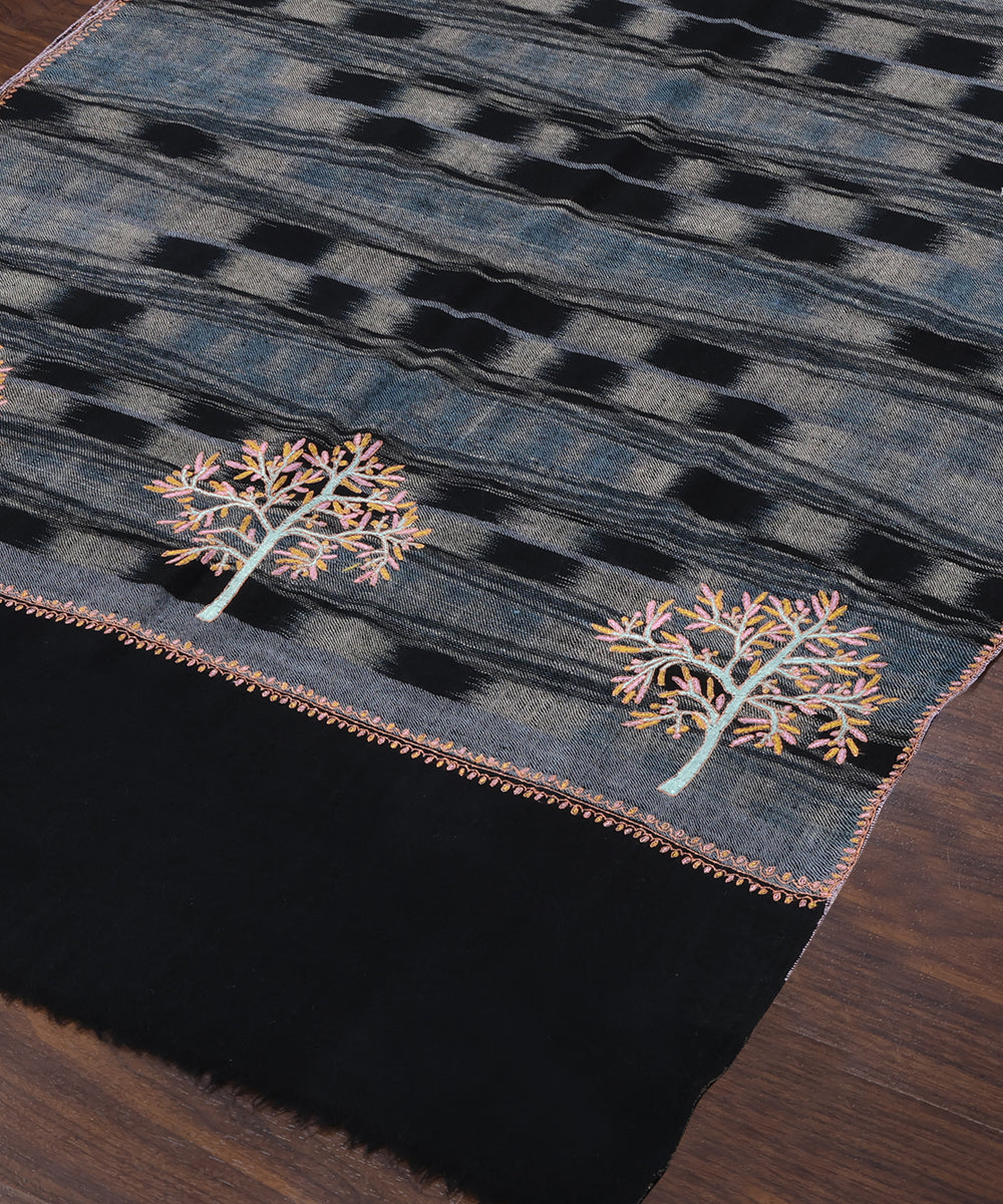 Handwoven_Black_Pure_Pashmina_Stole_With_Ikat_Design_WeaverStory_03