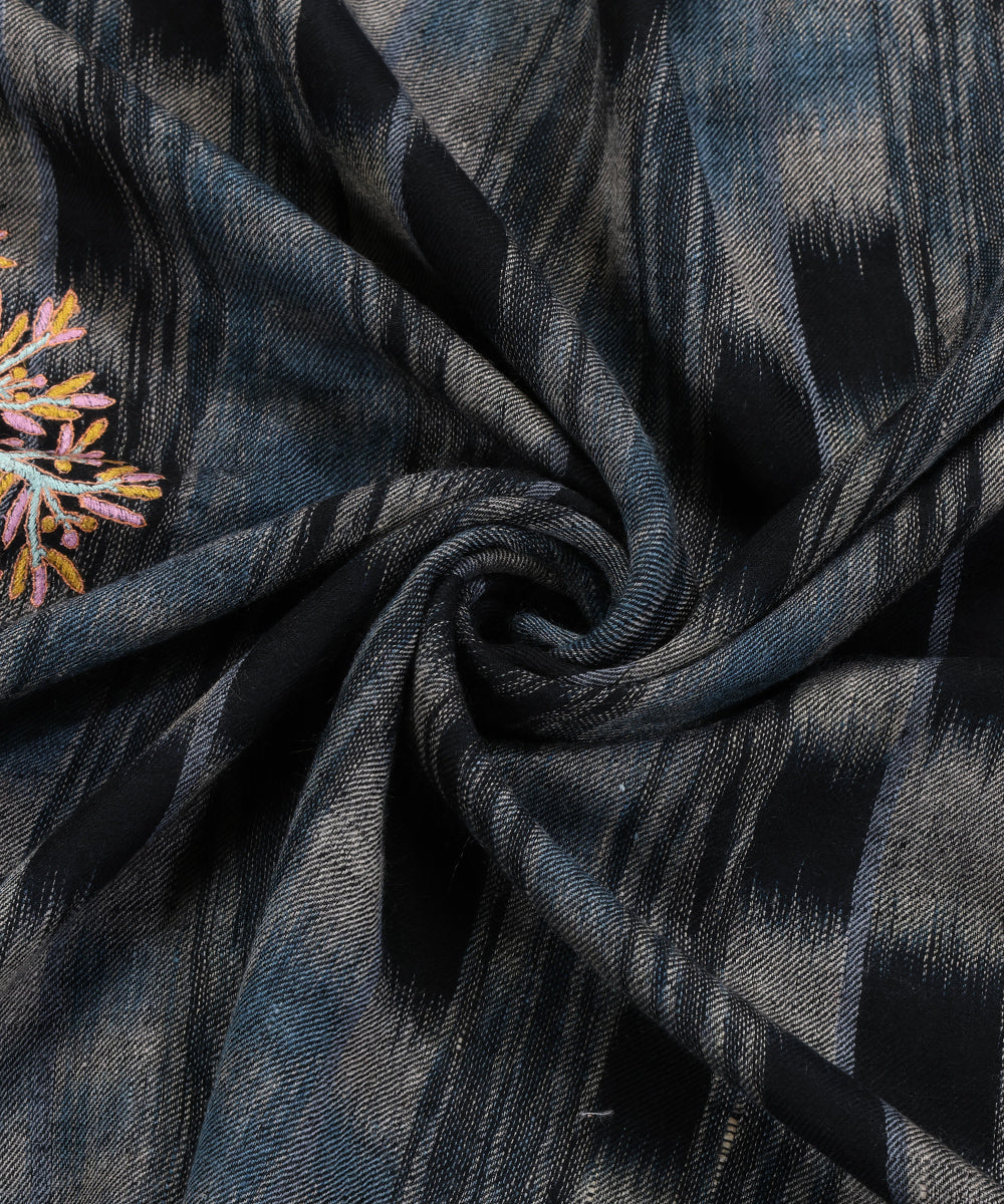 Handwoven_Black_Pure_Pashmina_Stole_With_Ikat_Design_WeaverStory_05