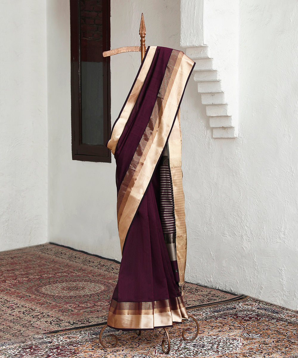 Handloom_Wine_And_Black_Pure_Cotton_Silk_Maheshwari_Saree_With_Grey_Palla_And_Zari_Border_WeaverStory_01