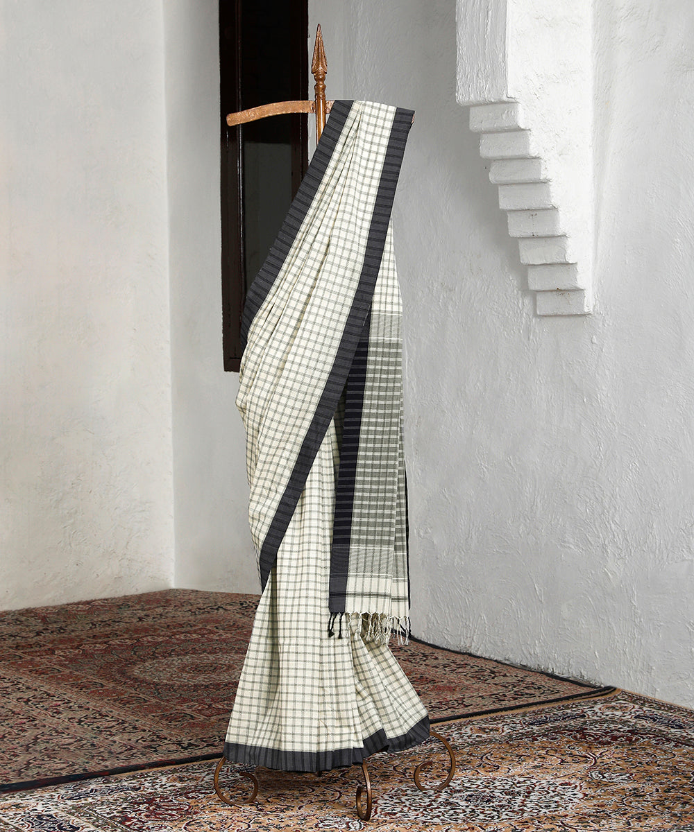 Handloom_White_And_Grey_Checks_Pure_Cotton_Maheshwari_Saree_With_Grey_Border_WeaverStory_01