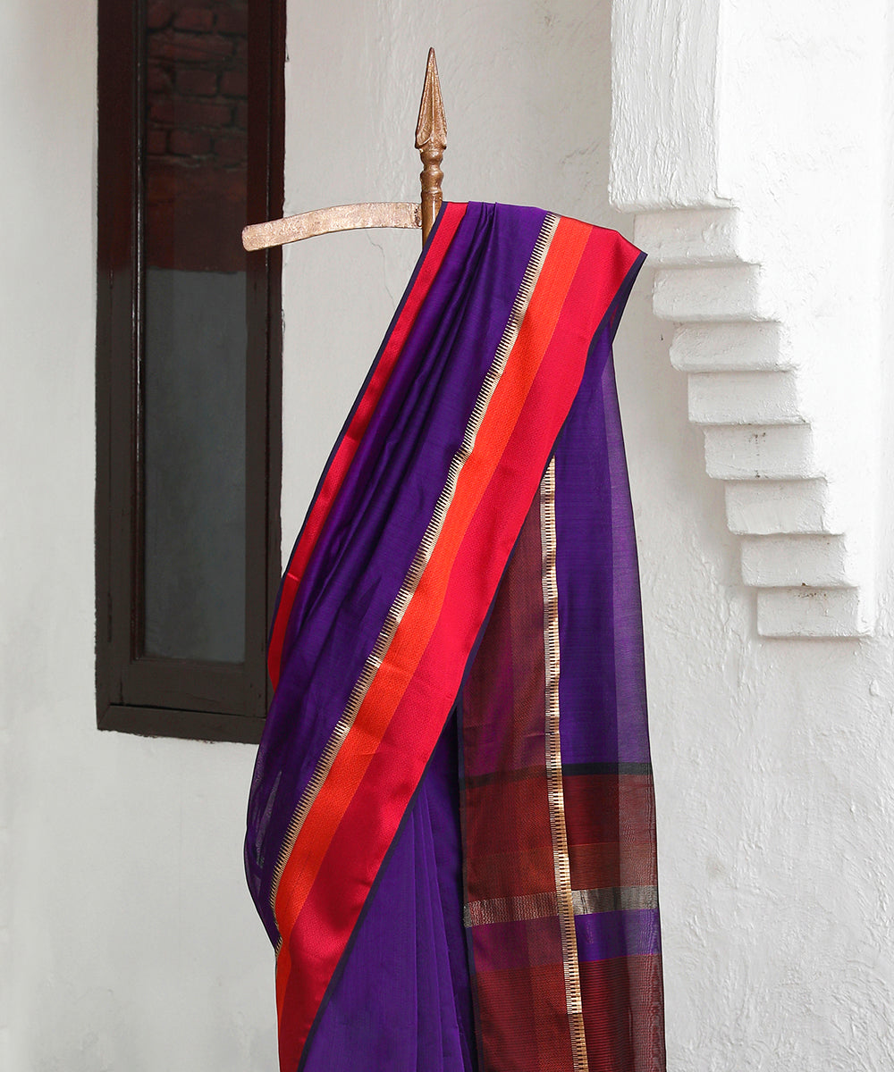 Handloom_Purple_Pure_Cotton_Silk_Maheshwari_Saree_With_Red_And_Orange_Border_WeaverStory_02