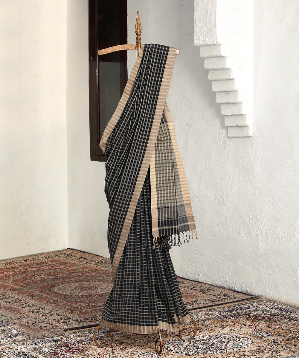 Black_And_Beige_Handloom_Checks_Pure_Cotton_Maheshwari_Saree_WeaverStory_01