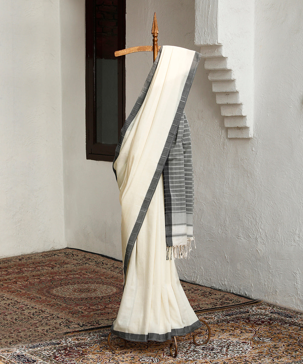 Offwhite_And_Grey_Handloom_Pure_Cotton_Maheshwari_Saree_WeaverStory_01