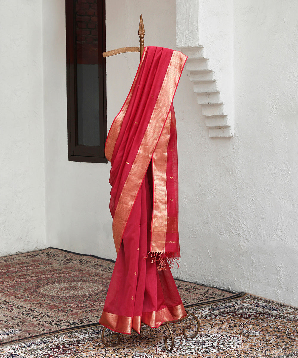 Berry_Pink_Handloom_Pure_Cotton_Maheshwari_Saree_With_Gold_Zari_Booti_And_Gold_Border_WeaverStory_01