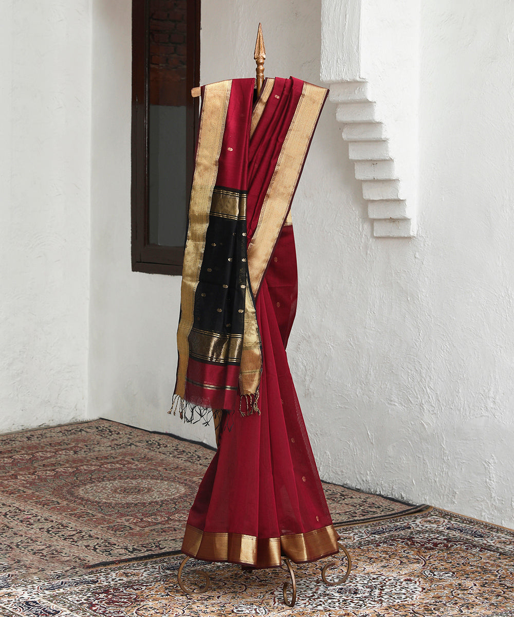 Handloom_Maroon_And_Black_Cotton_Silk_Maheshwari_Saree_With_Zari_Booti_And_Border_WeaverStory_01