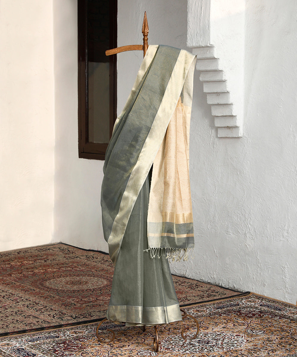Handloom_Grey_And_Gold_Pure_Tissue_Silk_Maheshwari_Saree_WeaverStory_01
