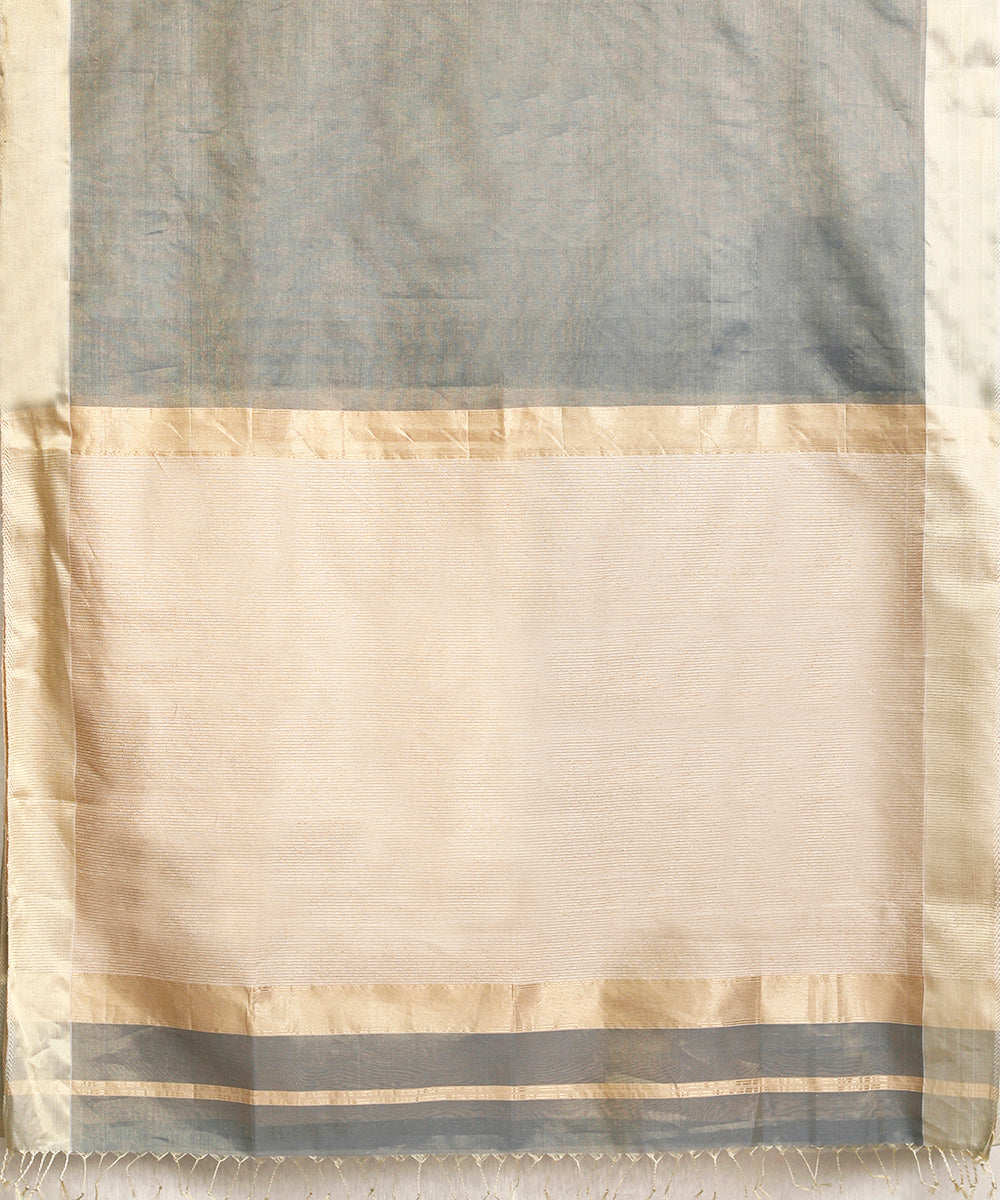 Handloom_Grey_And_Gold_Pure_Tissue_Silk_Maheshwari_Saree_WeaverStory_04