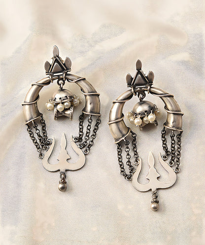 Hemka_Handcrafted_Pure_Silver_Earrings_With_Trishul_Design_WeaverStory_01
