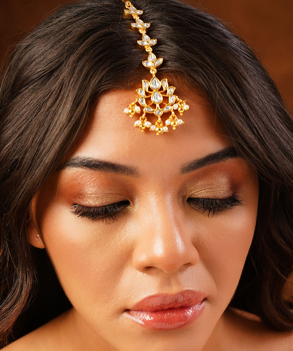 Aranyak_Handcrafted_Pure_Silver_Maangtika_With_Kundan_WeaverStory_01