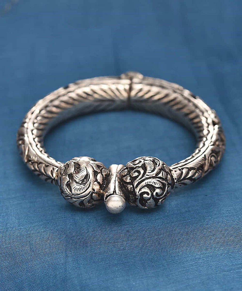 Amna_Handcrafted_Oxidised_Pure_Silver_Bangle_WeaverStory_01