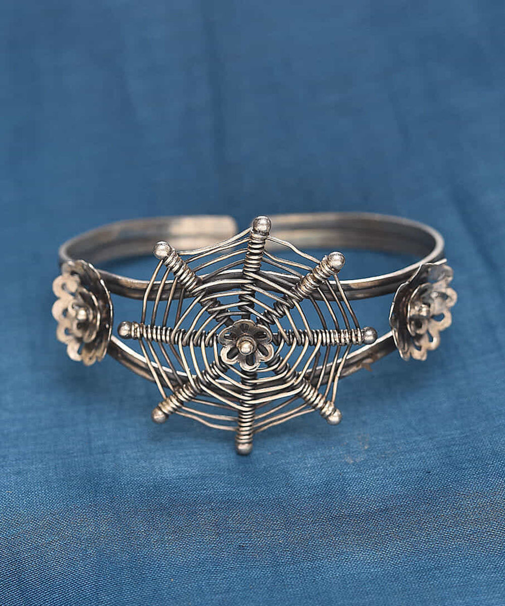 Aroosa_Handcrafted_Oxidised_Pure_Silver_Bangle_With_Flower_Motif_WeaverStory_01