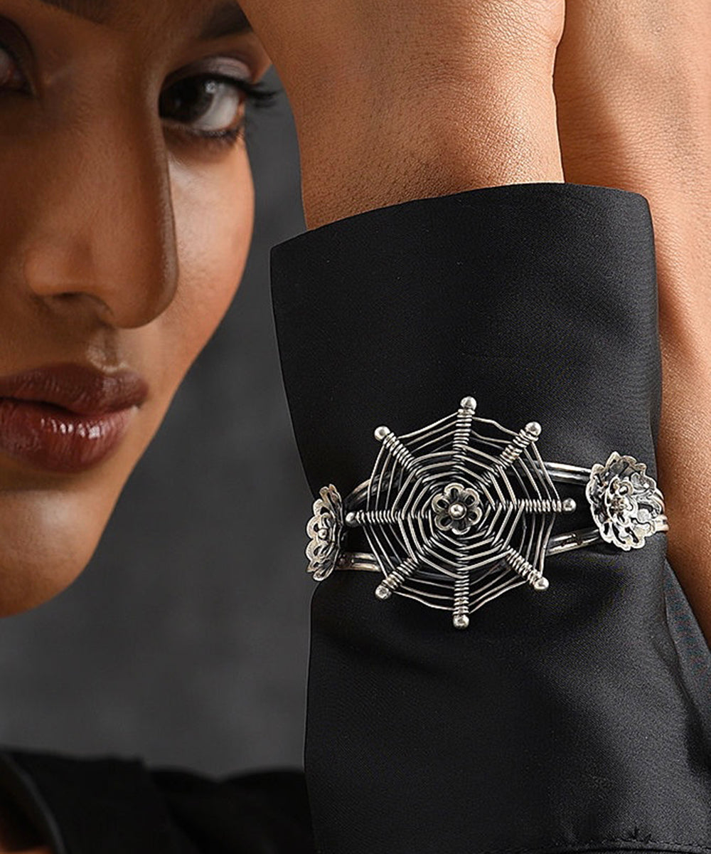 Aroosa_Handcrafted_Oxidised_Pure_Silver_Bangle_With_Flower_Motif_WeaverStory_02