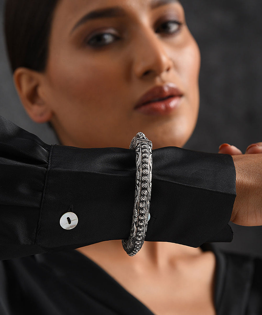 Jahan_Handcrafted_Oxidised_Pure_Silver_Bangle_WeaverStory_02