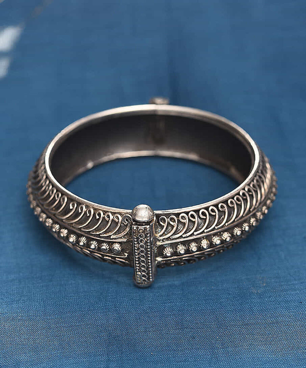 Sadika_Handcrafted_Oxidised_Pure_Silver_Bangle_WeaverStory_01