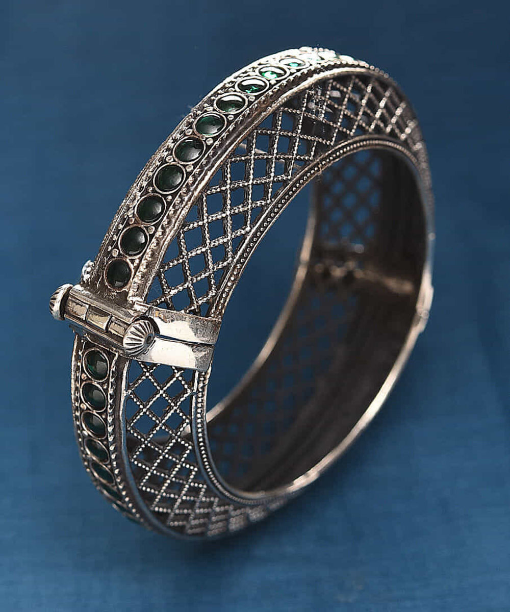 Aayana_Handcrafted_Oxidised_Pure_Silver_Bangle_With_Green_Onyx_WeaverStory_01