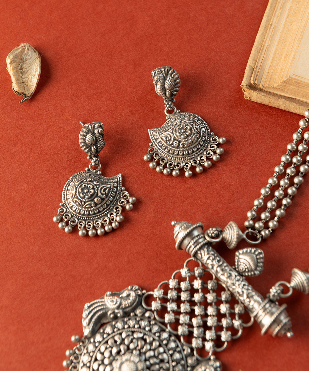 Mounish_Handcrafted_Oxidised_Pure_Silver_Necklace_Set_With_Pearl_Tassels_WeaverStory_02